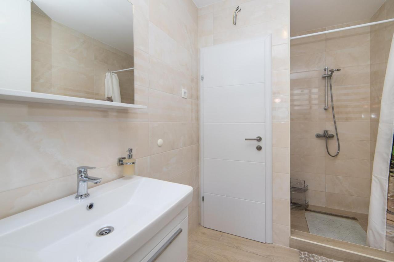 Apartments Crystal Makarska Esterno foto